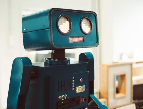 Open Innovation Space Berlin: Hugo der sprechende Roboter schaut zur Eröffnung vorbei