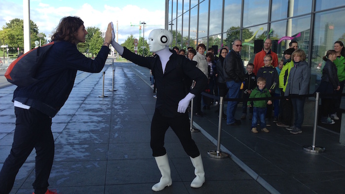 Tag der offenen Tür Künstler Bundestag High five Warteschlange Roboter
