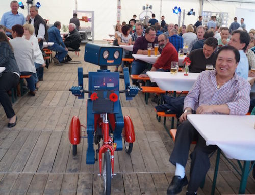 Die besten Bilder von Hugo, der sprechende Roboter auf seinem Dreirad