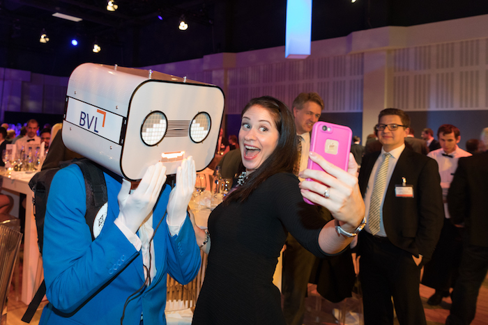 sprechender Roboter event Steve Machine selfie dame