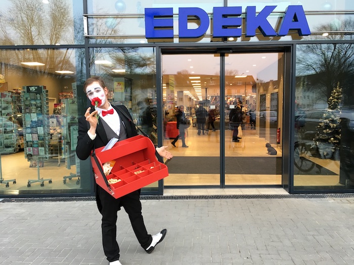 Pantomime Supermarkt Eröffnung Edeka Bauchladen