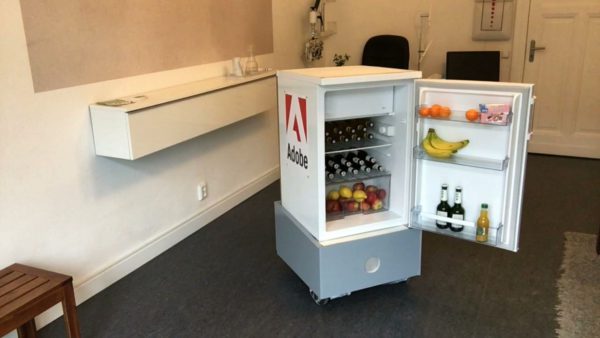 Firmenfeier mit frosty dem sprechendem Kühlschrank